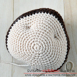 We learn to crochet the hedgehog with the hands of amigurumi with detailed instructions and photos .. Photo # 4