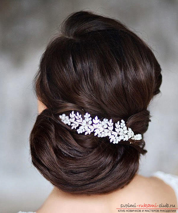 Learn how to make beautiful wedding hairstyles on medium hair with your own hands. Photo number 20