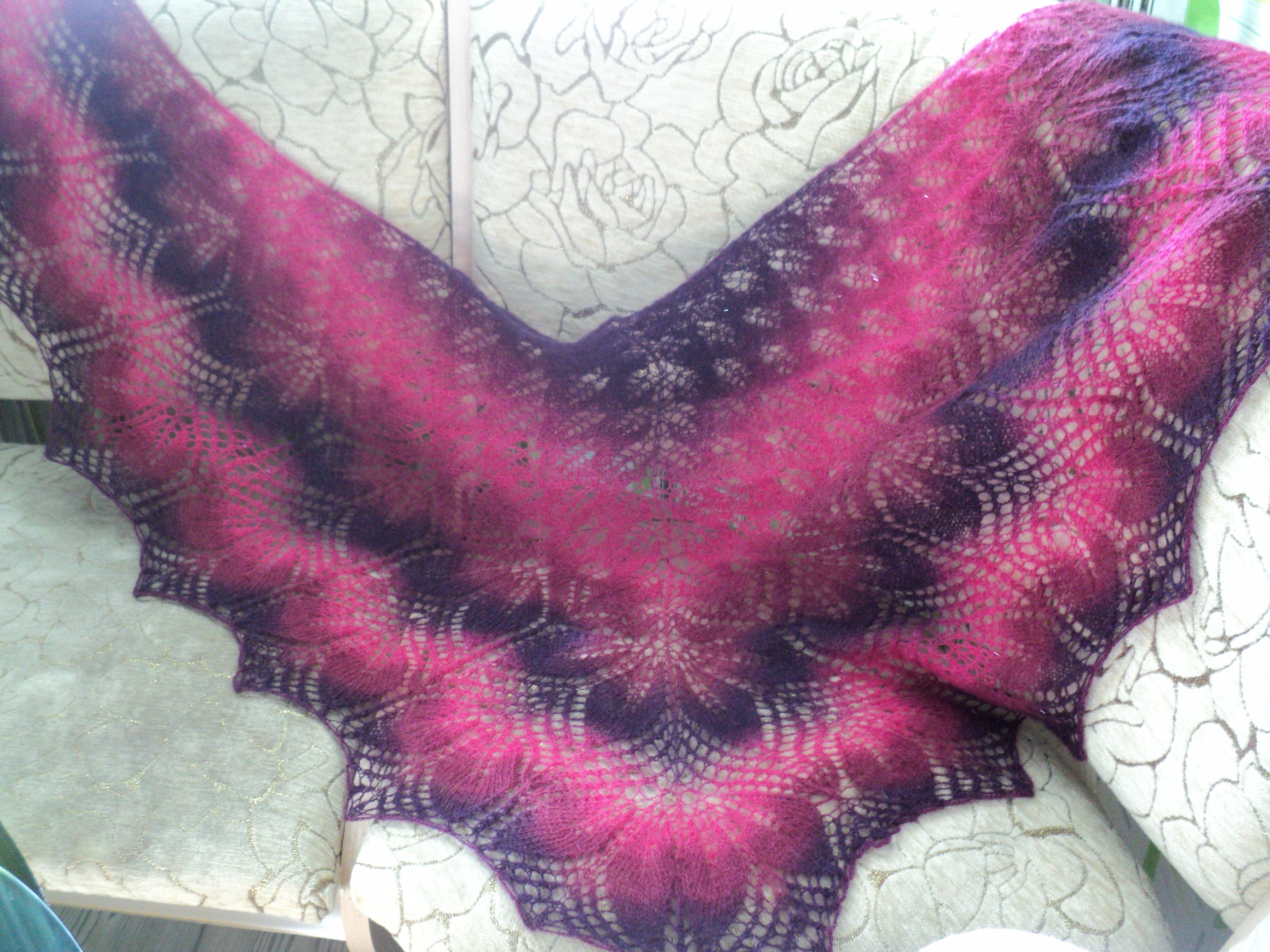 Shawl tied with knitting needles from woolen yarn. Picture №3