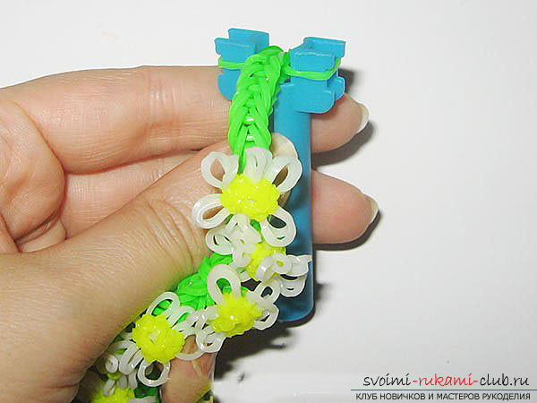 A beautiful bracelet in the form of chamomiles made of rubber with their own hands. Photo Number 11