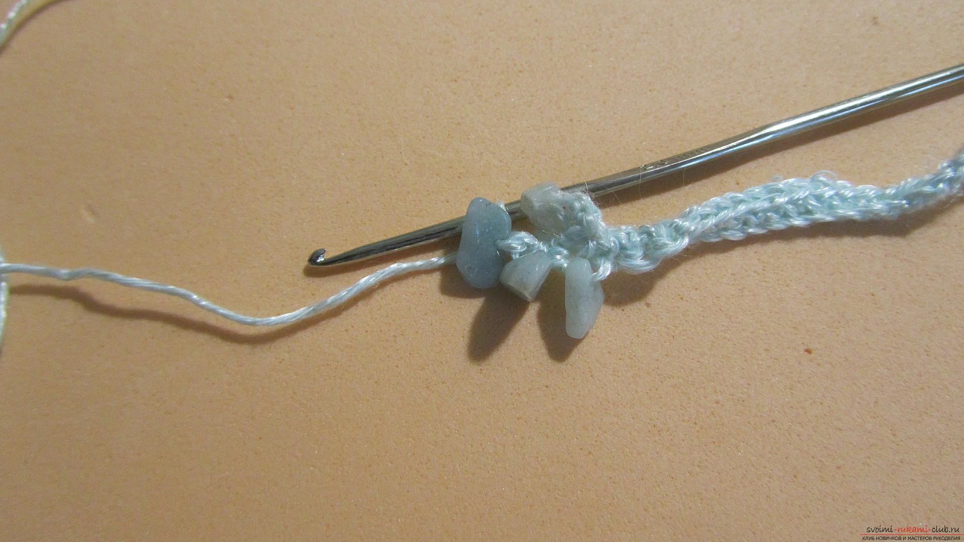 Denne mesterklasse vil lære dig at lave smykker selv, en hjemmelavet halskæde kan hækles. Foto nummer 14