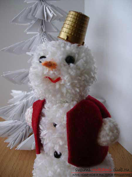 Vánoční sněhulák s rukama, jak udělat sněhuláka, vánoční řemesla s jejich rukama, sněhuláka vyrobené z jílu polymeru, tkaniny sněhuláka, sněhulák od žárovek .. Foto №6