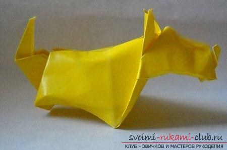 A three-dimensional figure of a dog in origami technique. Photo №6