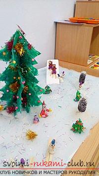 On New Year's Day put a Christmas tree in the kindergarten not only in the assembly hall, the Christmas tree decorate the younger group .. Photo №1