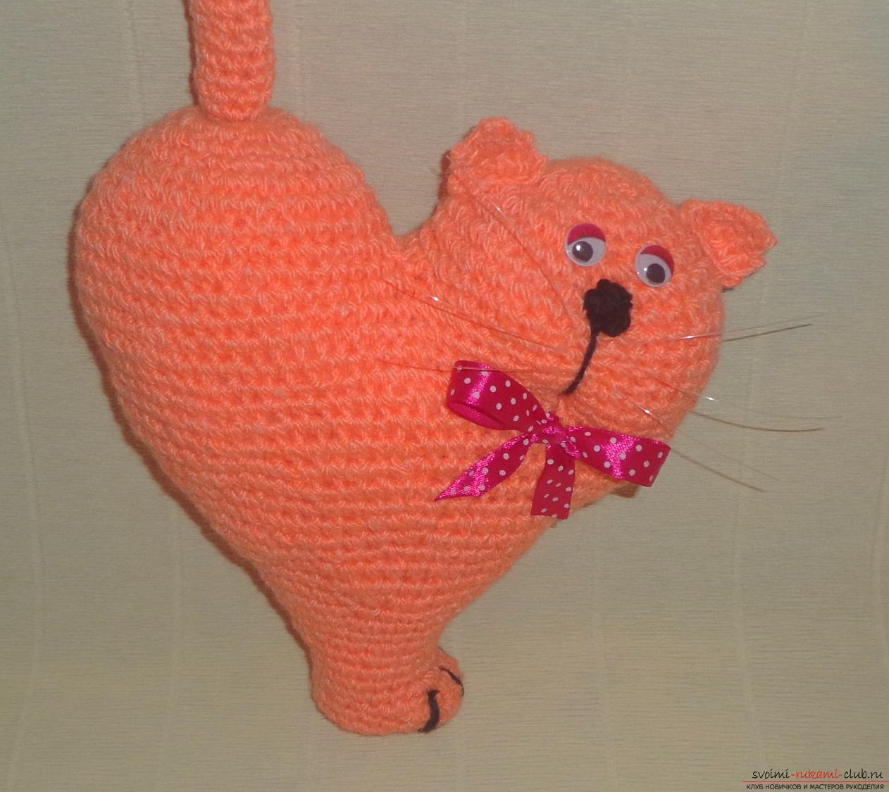 This master class will teach how to tie an unusual valentine - a cat crochet 