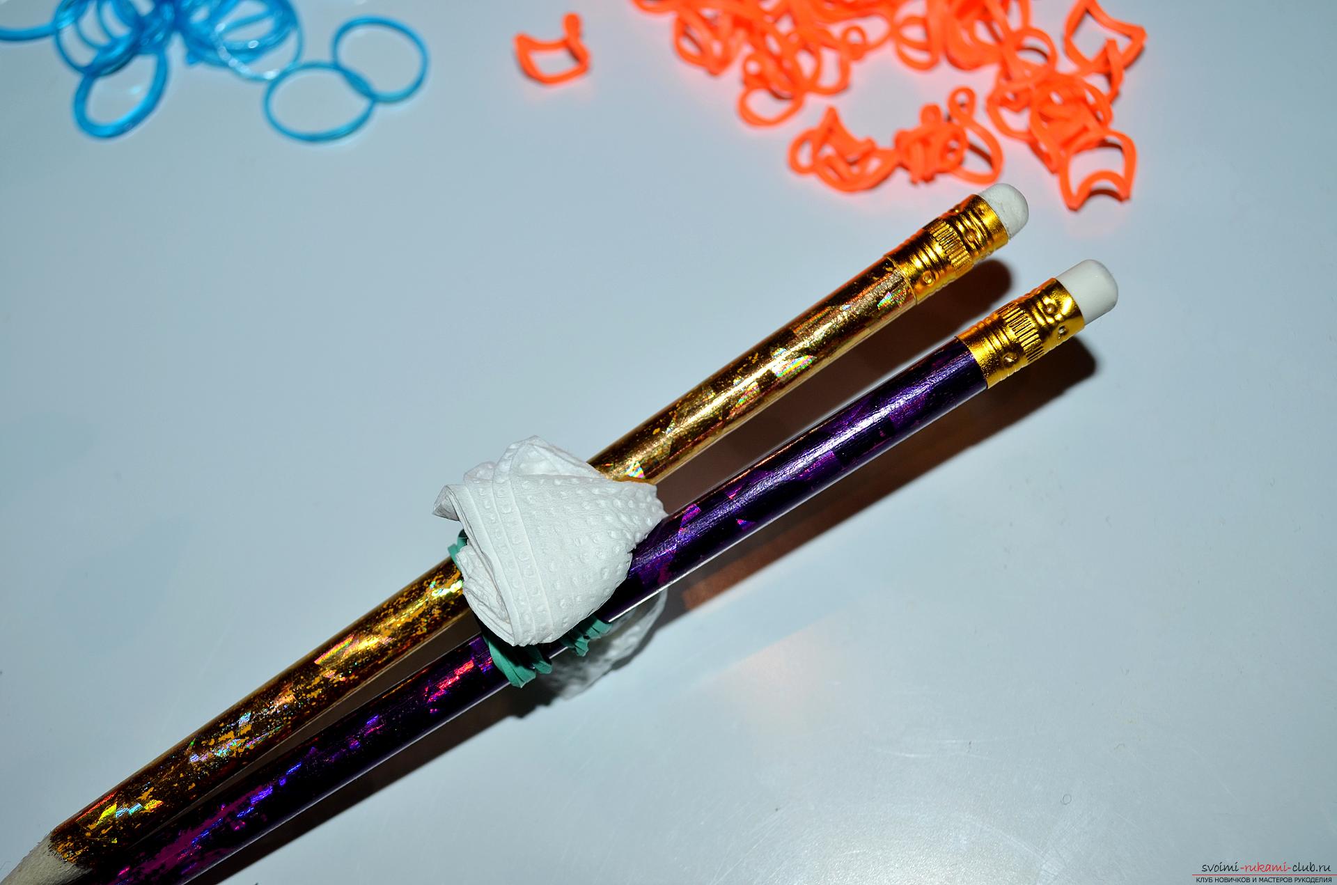 Photo to the lesson on making a bracelet from colored rubbery "Fish tail" on pencils. Picture №3