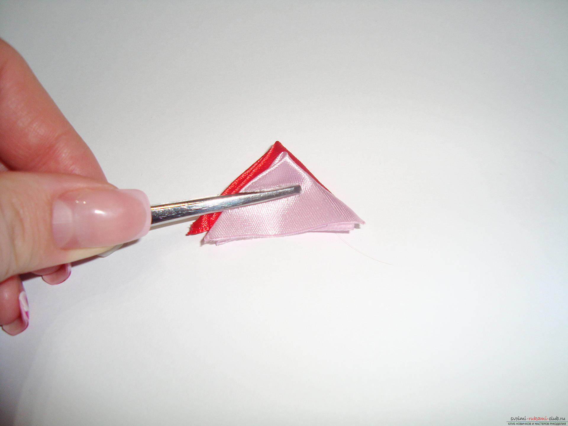 A detailed guide with a photo on making a hairpin in the shape of a flower with multi-colored petals in Kansas technique. Photo №6