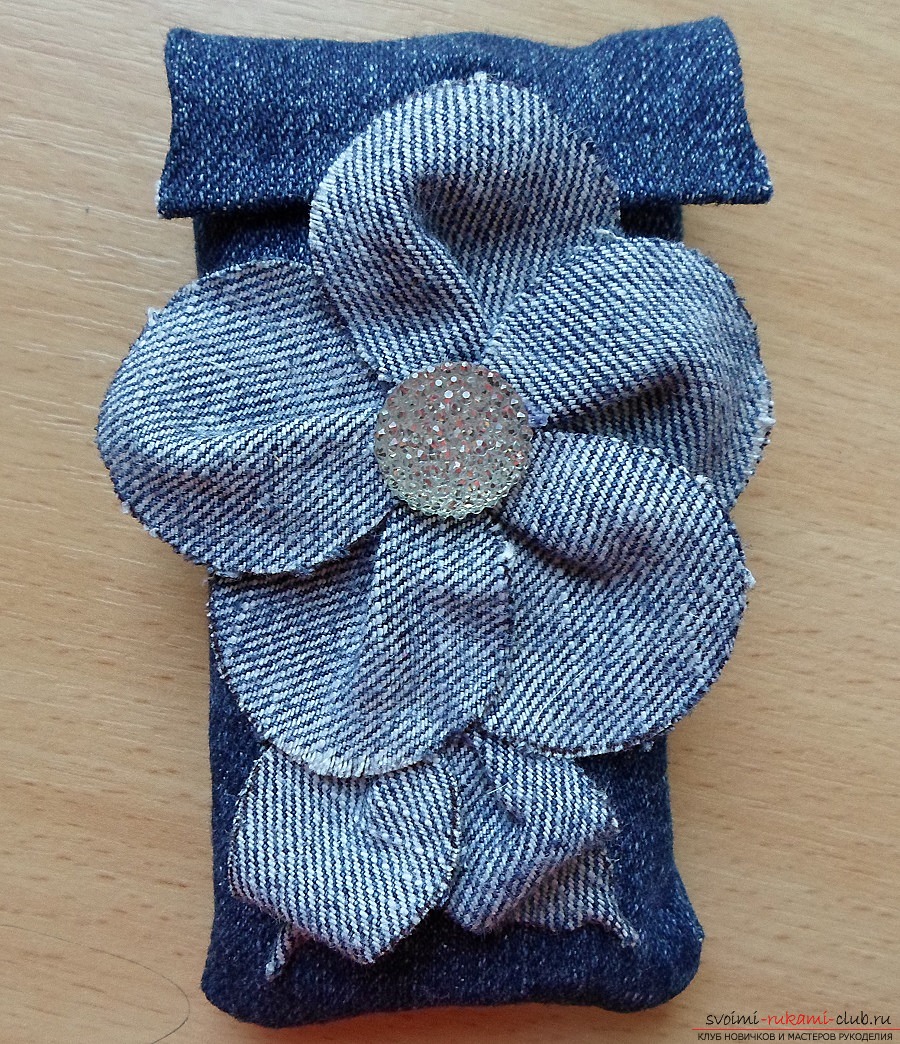 As from old unnecessary denim things you can make a simple, original and cheap case for the phone. Photo №5