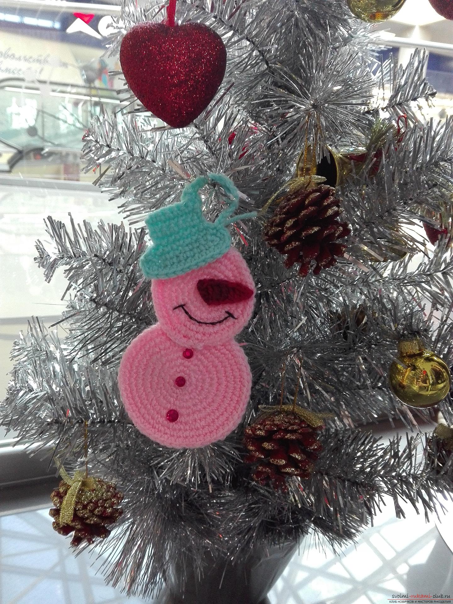 The master class will teach you how to make your own hands a Christmas ornament - a knitted snowman. Photo №1