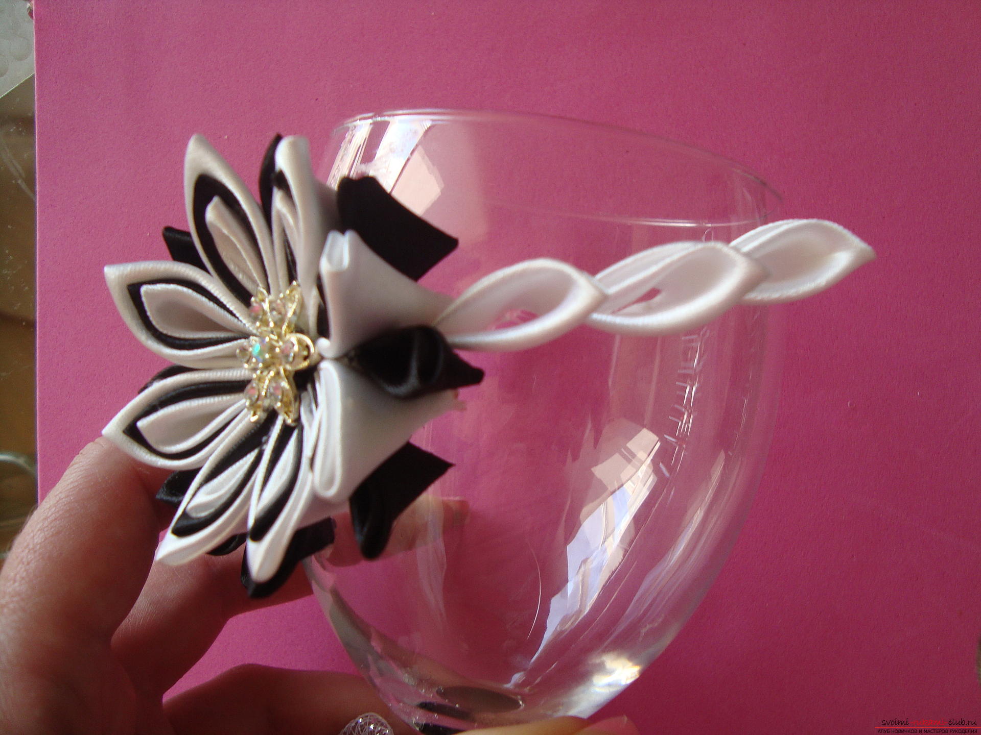 Step-by-step instruction on decorating a wedding glass with a description and a photo. Photo №32