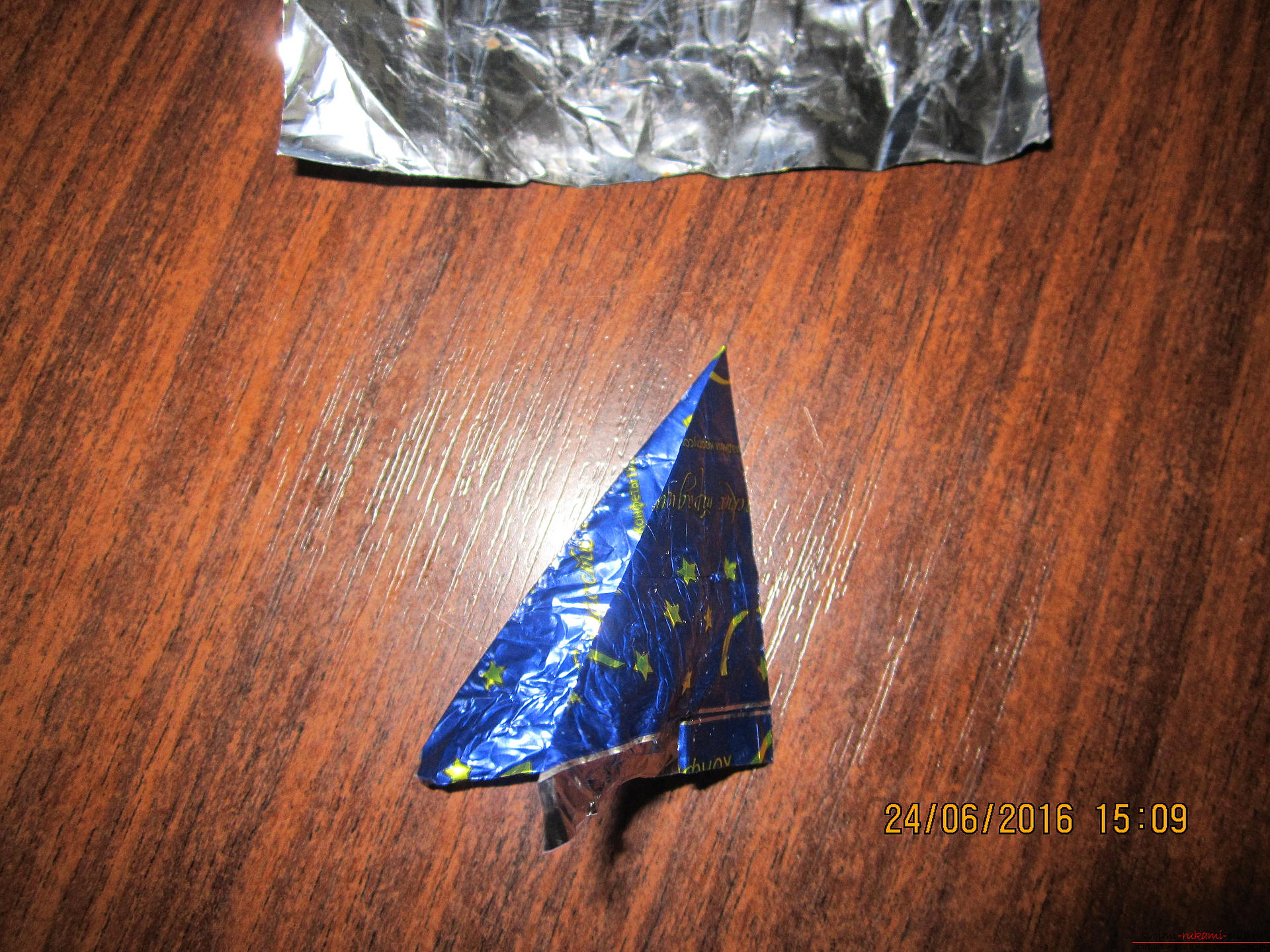 How to make a snake or a lizard from bright wrappers. Photo №7