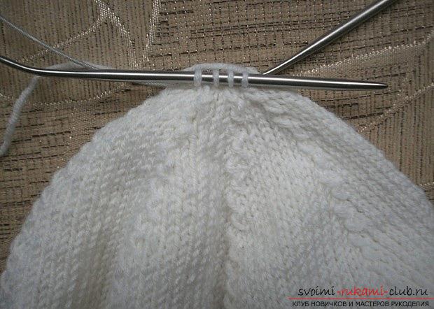 How to tie berets with knitting needles, detailed photos and job description, several models with a delicate and dense pattern, knitting on circular, stocking and regular knitting needles. Photo Number 11