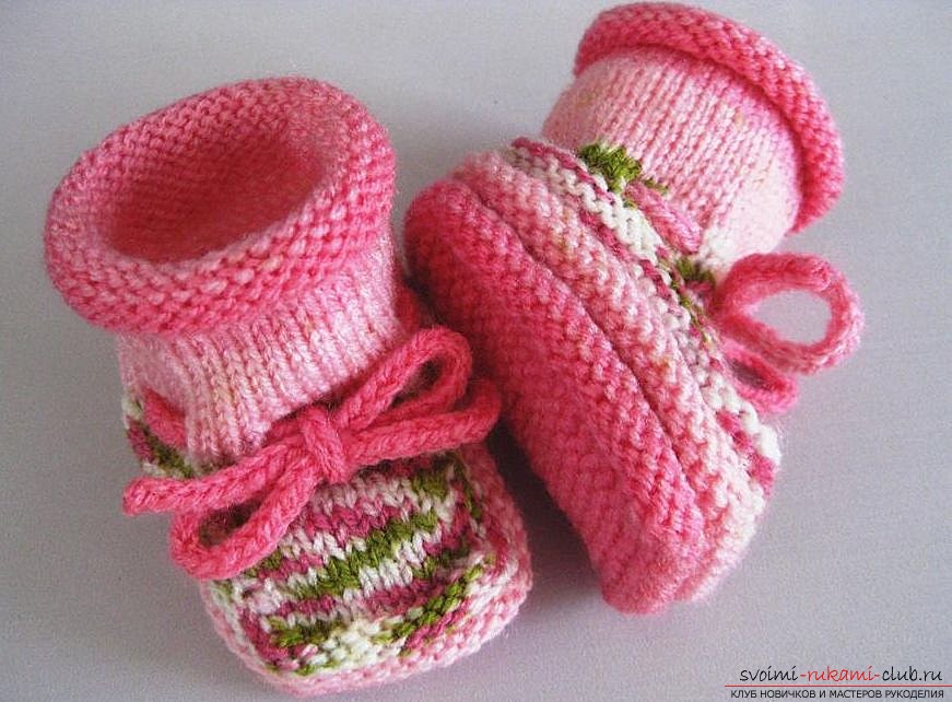 Knitted baby booties. Photo №1