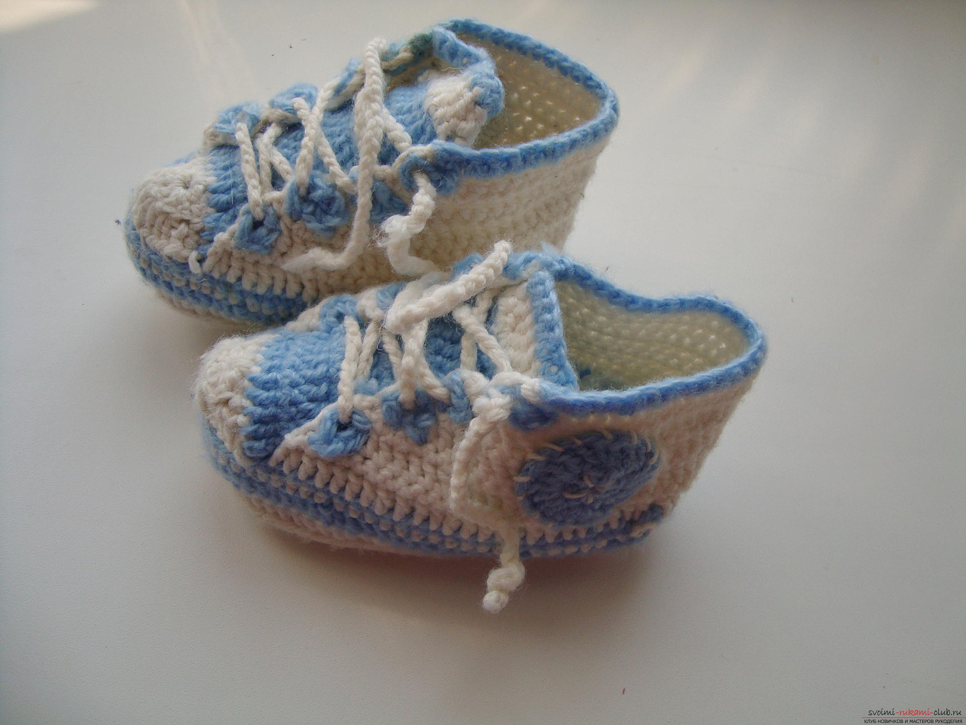 Step-by-step instruction on crocheting sneakers for a boy. Photo №1
