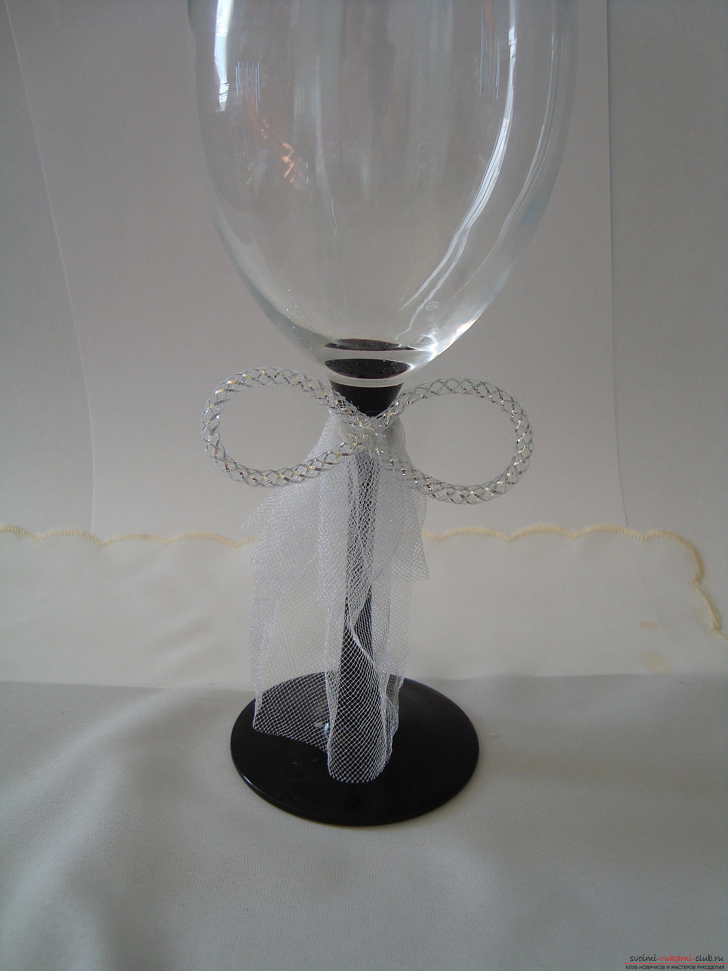 Step-by-step instruction on decorating a wedding glass with a description and a photo. Photo Number 11