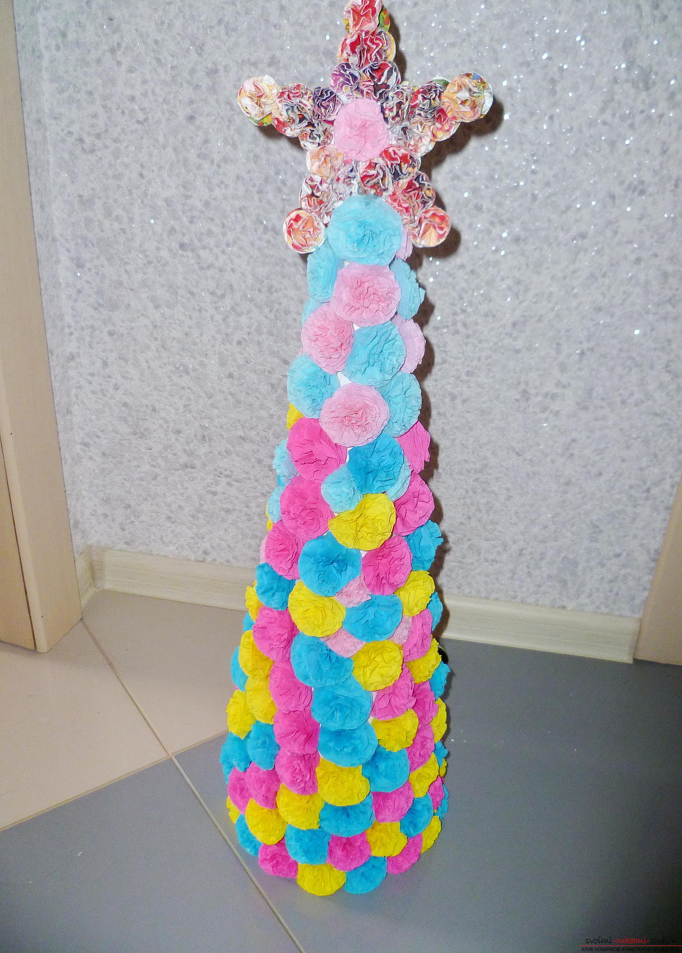 We did amazing New Year's work with children in kindergarten. The most beautiful crafts for the New Year is our Christmas tree made of corrugated paper .. Photo # 1