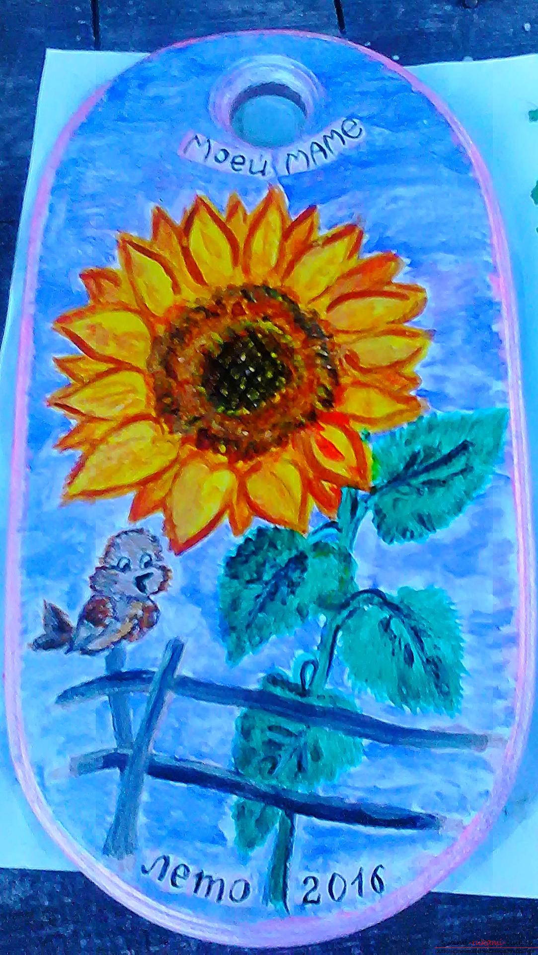 The painting of the cutting board with sunflowers. Photo №1