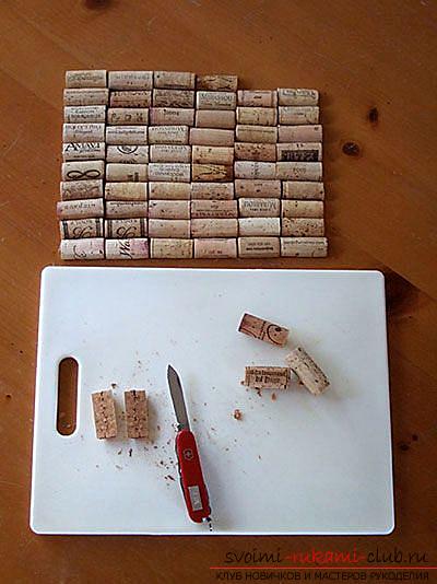 Original interior items, the use of wine corks in the creation of various items, a bath mat made of cork. Photo number 2