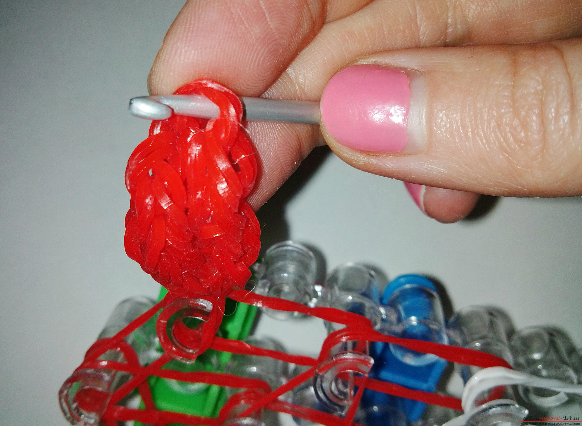 This master class of weaving from rubber bands will teach how to spin the figure of Ronald McDonald. Photo Number 18
