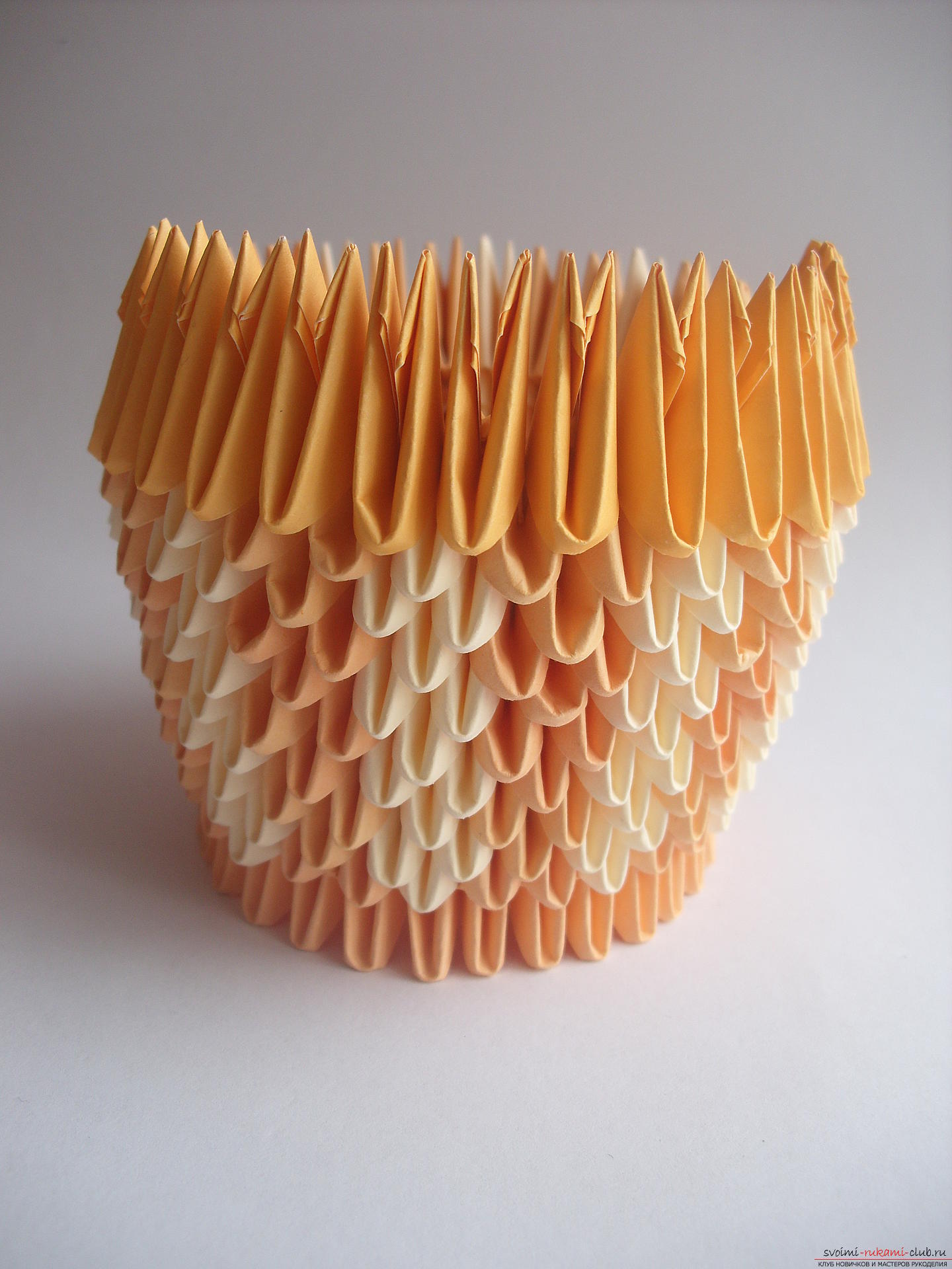 Deze workshop zal je leren hoe om viooltjes te maken in een vaas in de kunst van het modulaire origami .. Foto №7