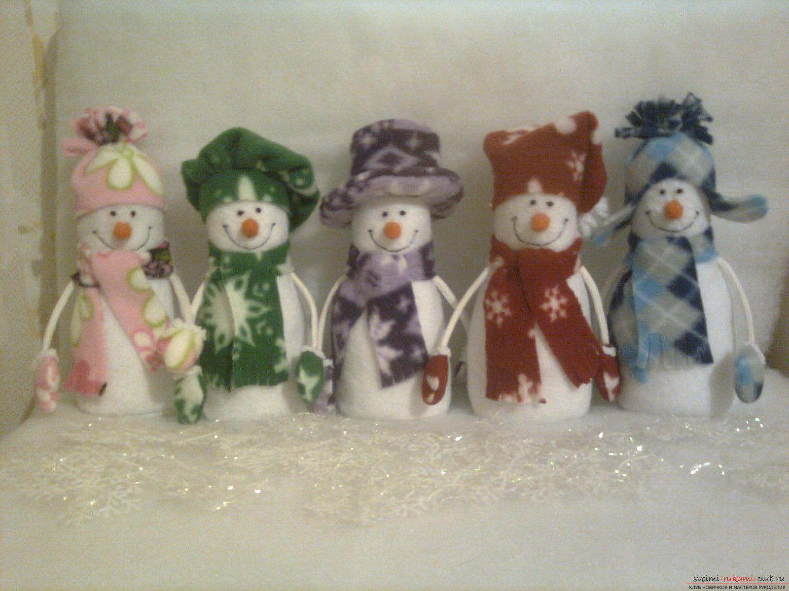 Snowmen made of felt will help create a New Year atmosphere in every home. Hand-craft for the New Year may not be bought in the store, the decoration for the New Year's table can be done by oneself. Picture №1