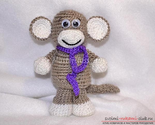 Monkey amigurumi with his hands with a step-by-step description and photo. Photo number 15
