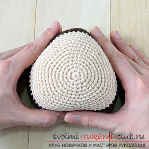 We learn to knit crocheted hedgehog with the hands with detailed instructions and photos .. Photo # 3