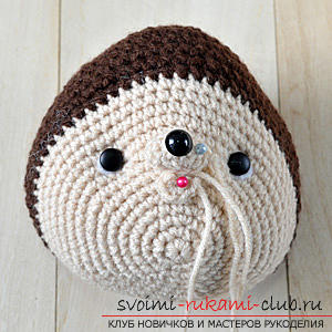 We leren een egel te breien met de handen van amigurumi met gedetailleerde instructies en foto's .. Foto №5