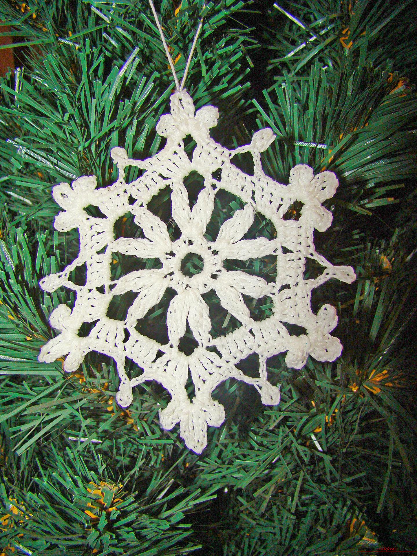A master class with a photo and diagram will teach you how to tie snowflakes to a Christmas tree crochet. Photo Number 18