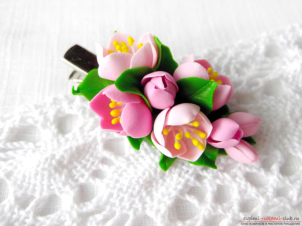 Polymer clay - an amazing material, you can make hand-made articles and beautiful ornaments from your hands. in this master class with a photo described the process of creating a hairpin with pink flowers .. Photo # 25