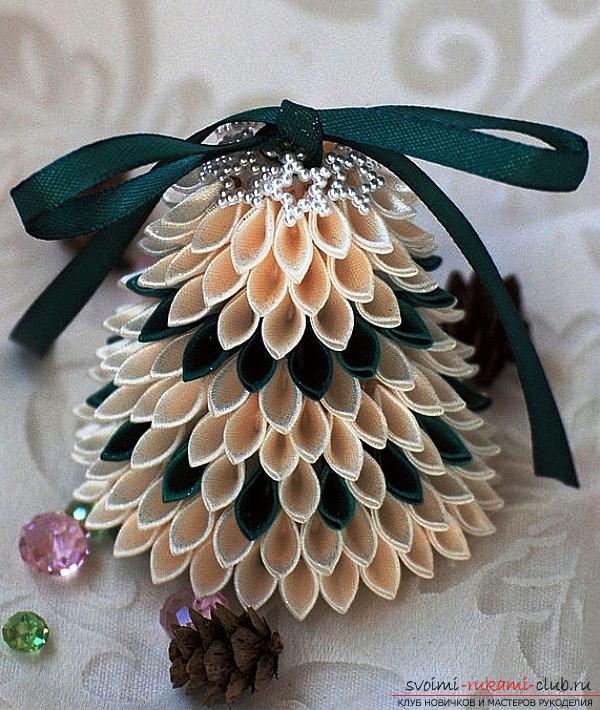 How to make a herringbone from ribbons in Kansas technique, master classes of creating Christmas trees from sharp and round petals, ways of creating ornaments for miniature Christmas trees. Photo number 15