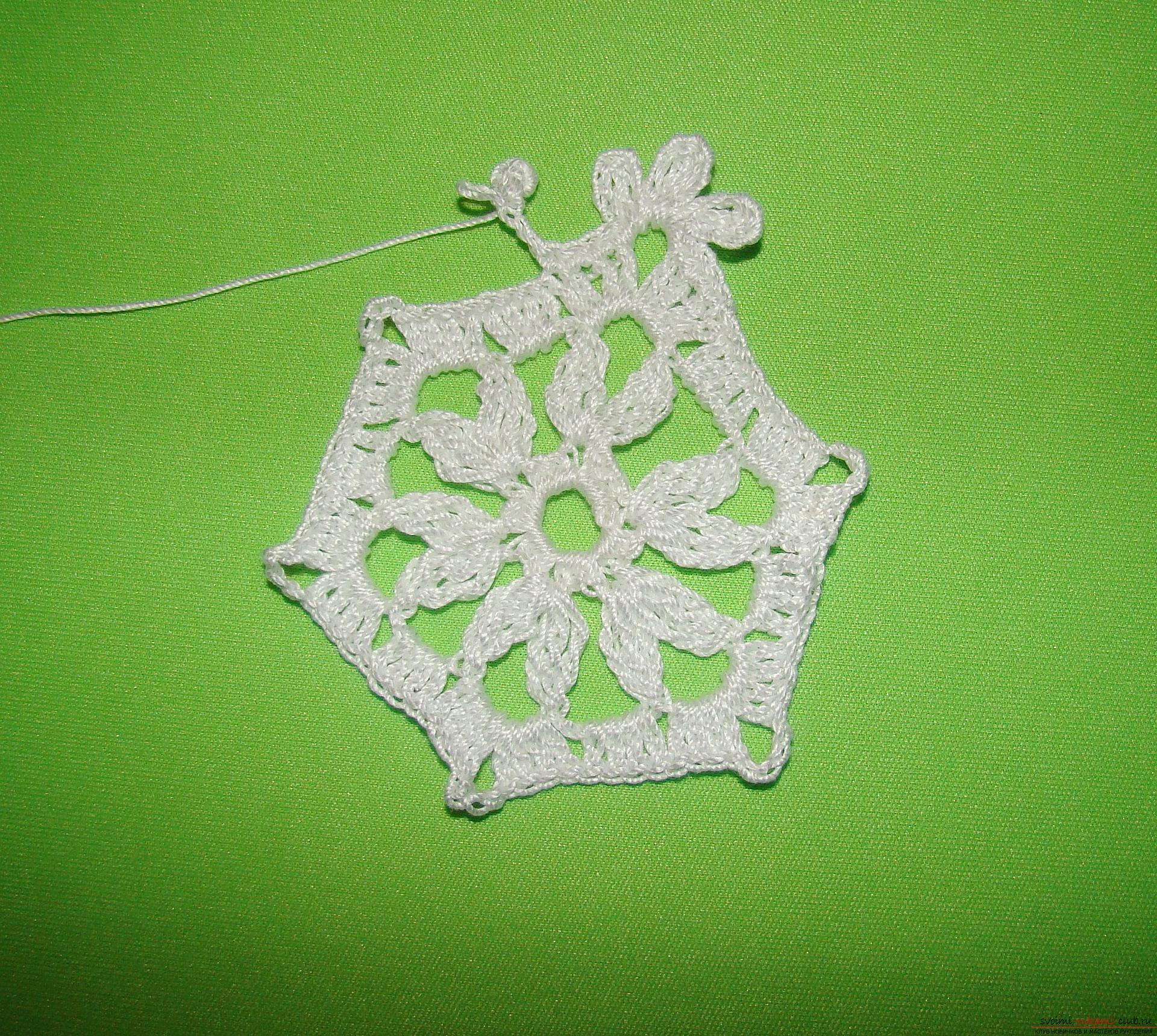 A master class with a photo and diagram will teach you how to tie snowflakes to a Christmas tree crochet. Photo Number 14