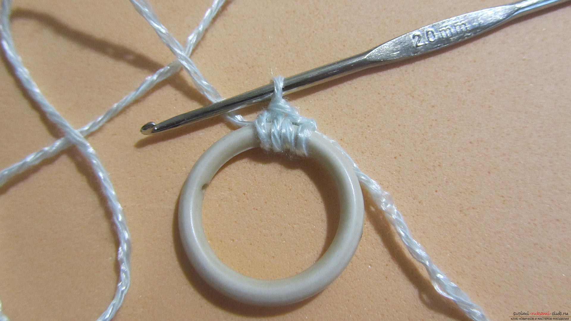 Denne mesterklasse vil lære dig at lave smykker selv, en hjemmelavet halskæde kan hækles. Foto №4