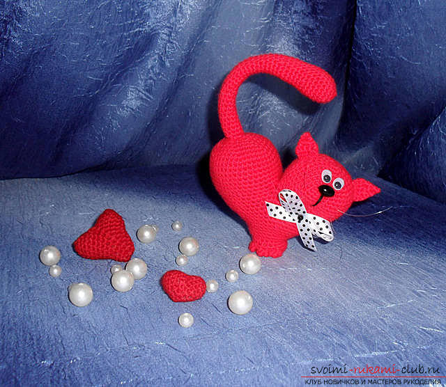 We knit an amigurumi cat in the shape of a heart with our own hands with a photo and description. Photo Number 19