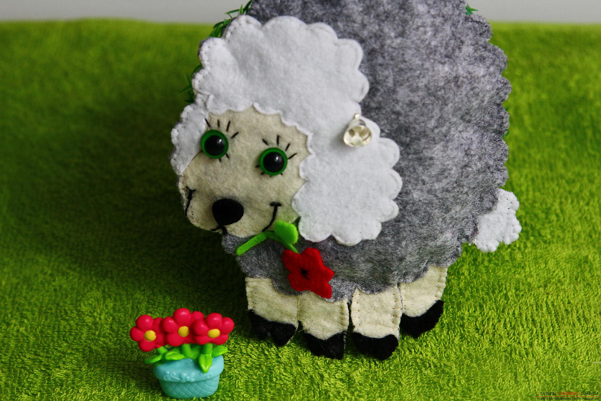 This master class will teach how to sew a toy Dolly from sheep's felt with her own hands. Picture №30