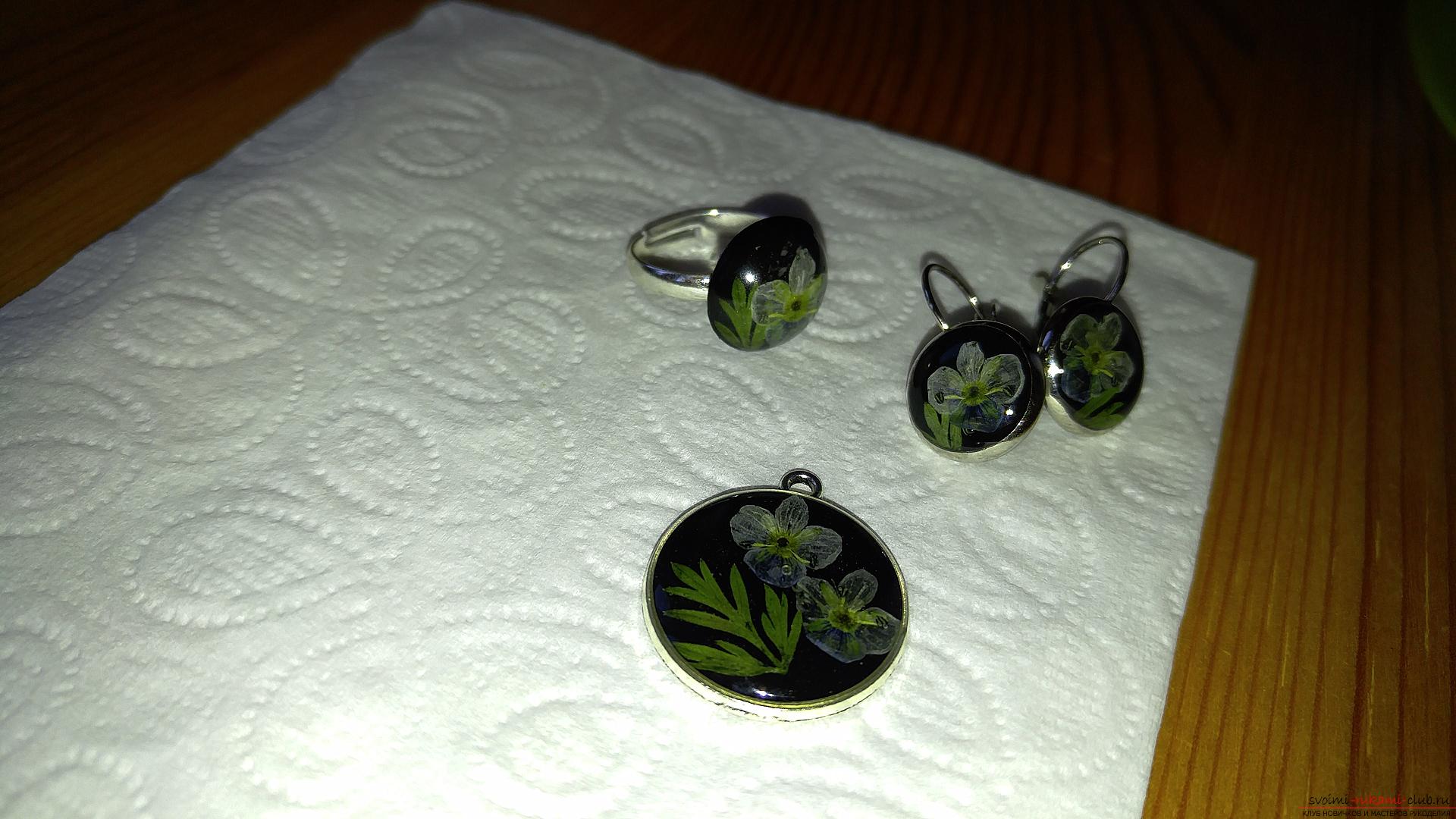 Earrings, a ring and a pendant made of dried flowers and epoxies. Picture №3