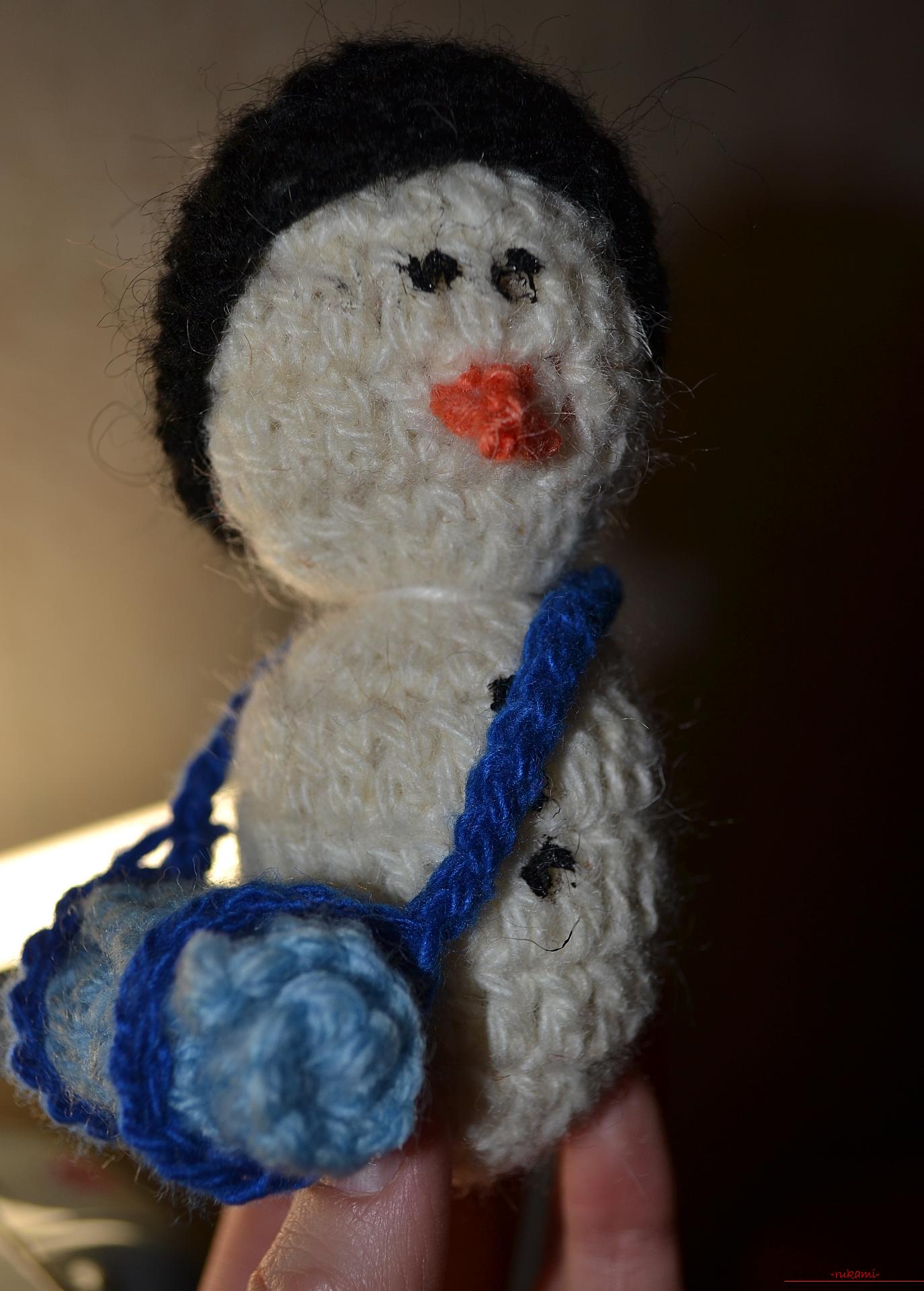 A master class with a photo and description will teach the crocheting of a snowman, which will be understandable for beginners. Photo №4