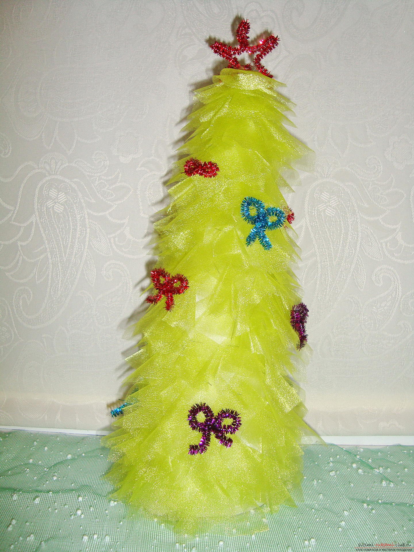 Et usædvanligt juletræ fra organza vil dekorere dit hus, eller sådan en julegave passer til dig som en gave til familie og venner .. Foto №16