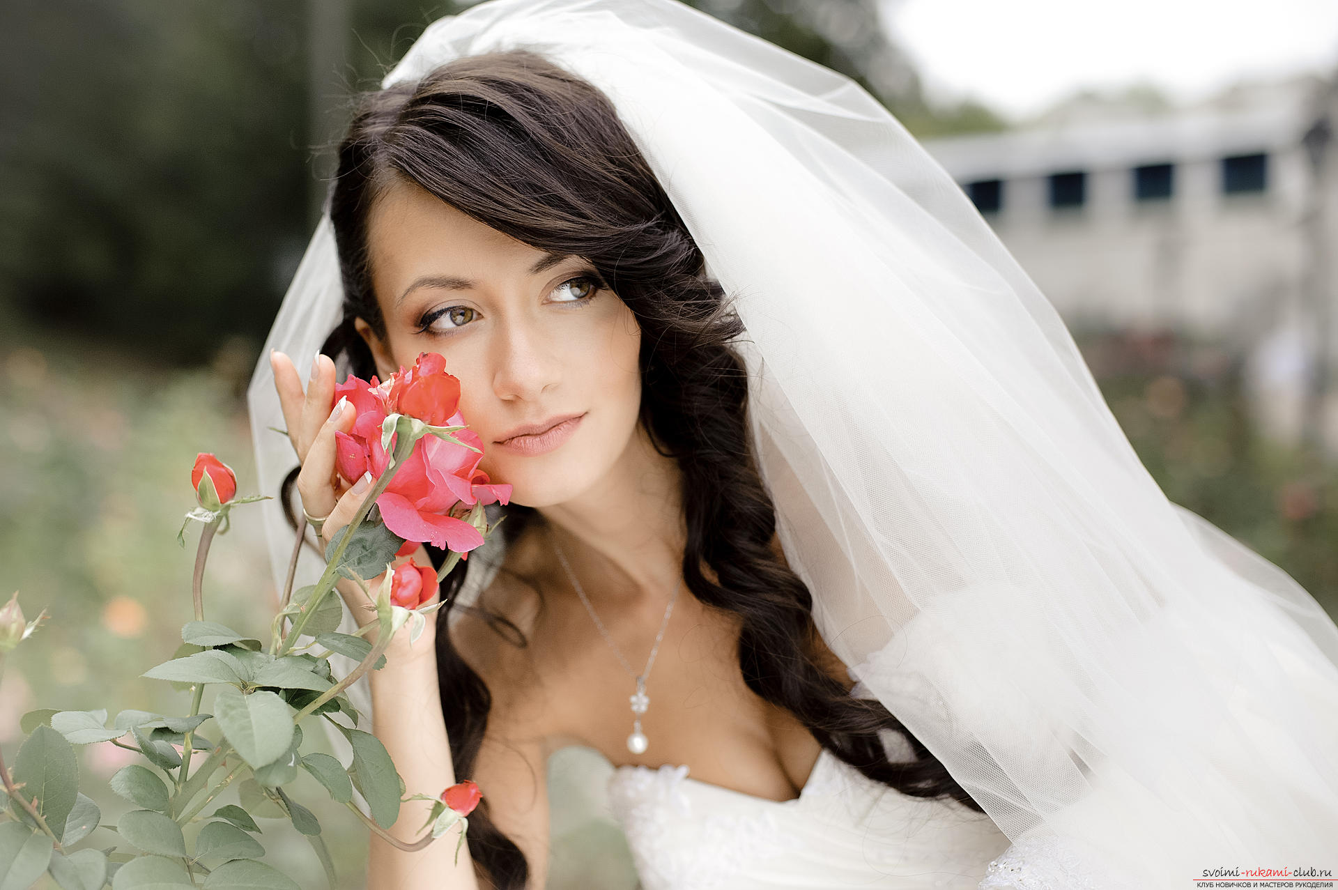 Hairstyles for the bride with a long veil. Photo №5