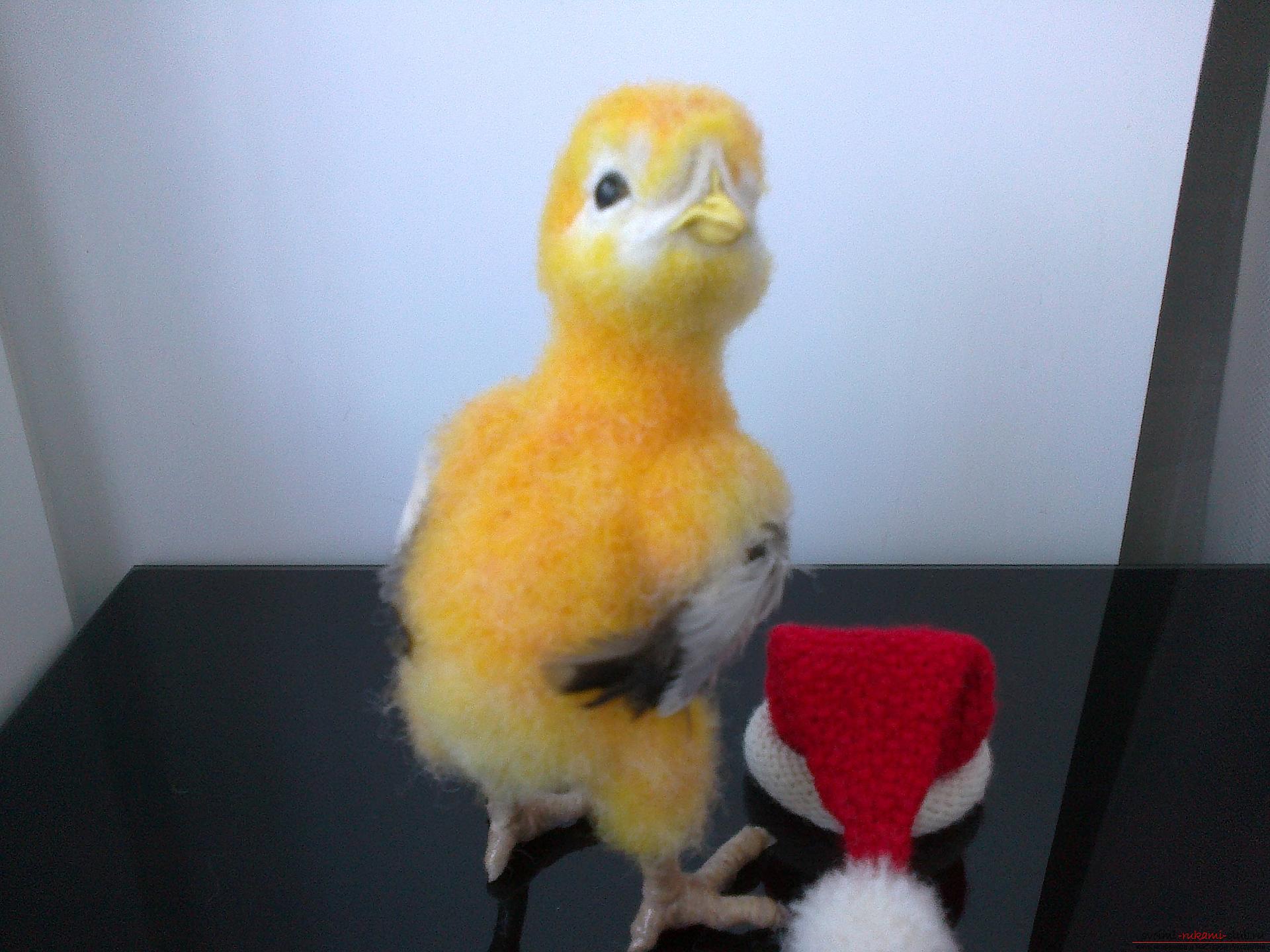 Description of the toy in the form of a chicken, made in the technique of dry felting. Photo # 2