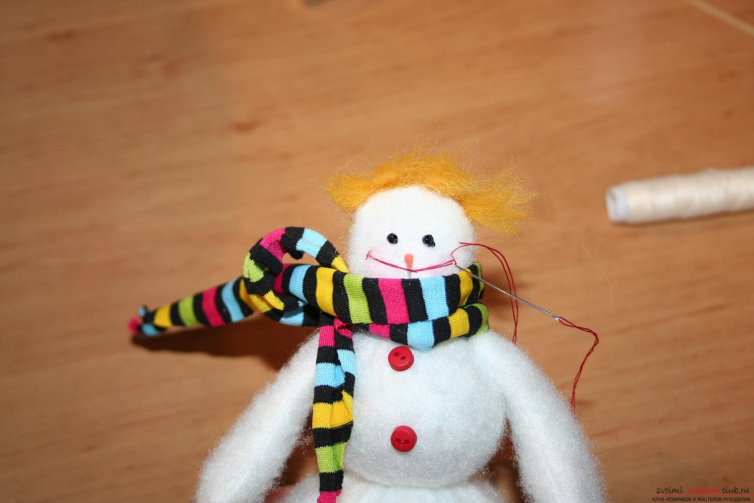 Докладний майстер-клас покаже як зробити своїми руками новорічну саморобку сніговик. фото №35