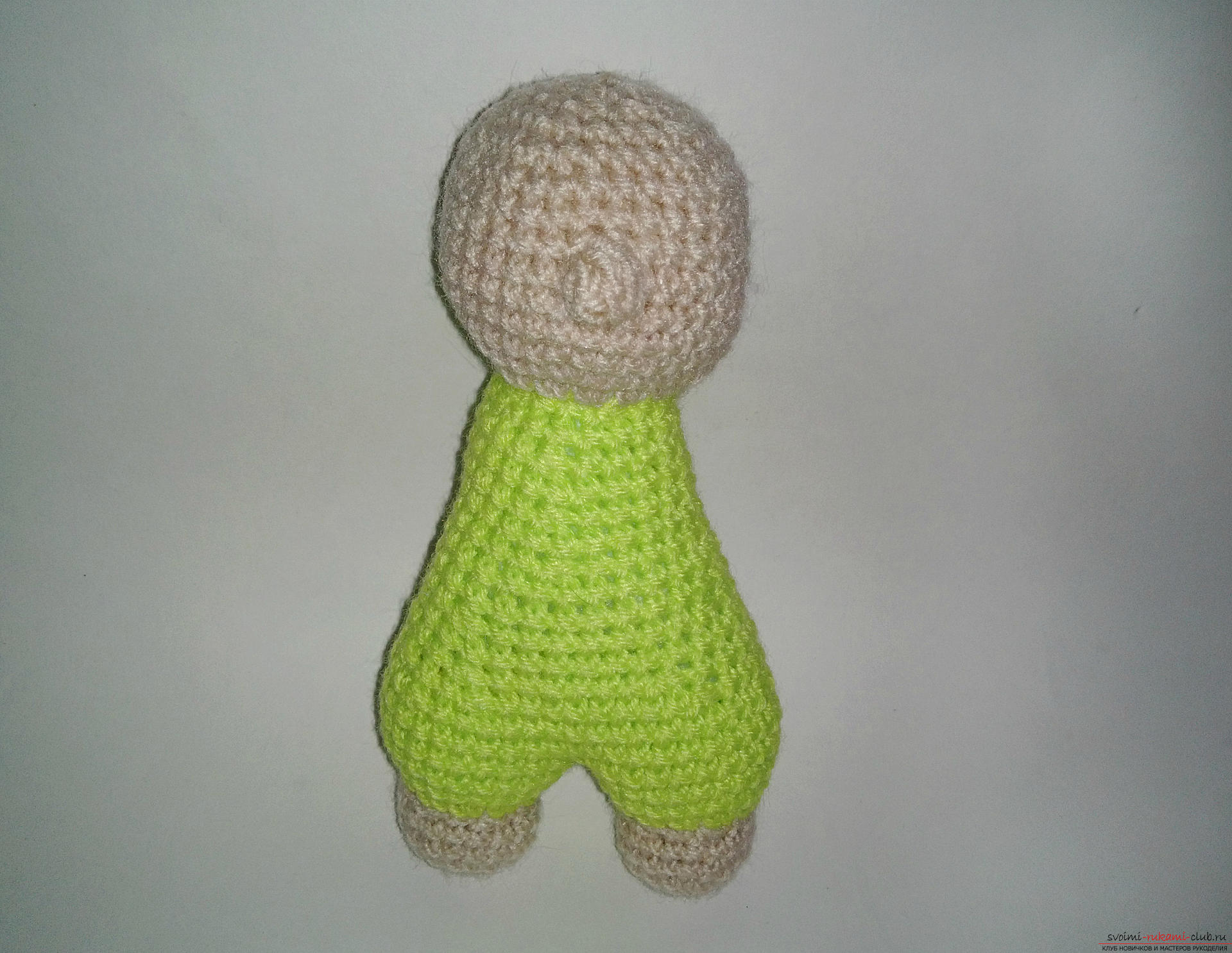 A master class with a photo and description will teach you how to tie a crocheted dwarf toy. Picture №10