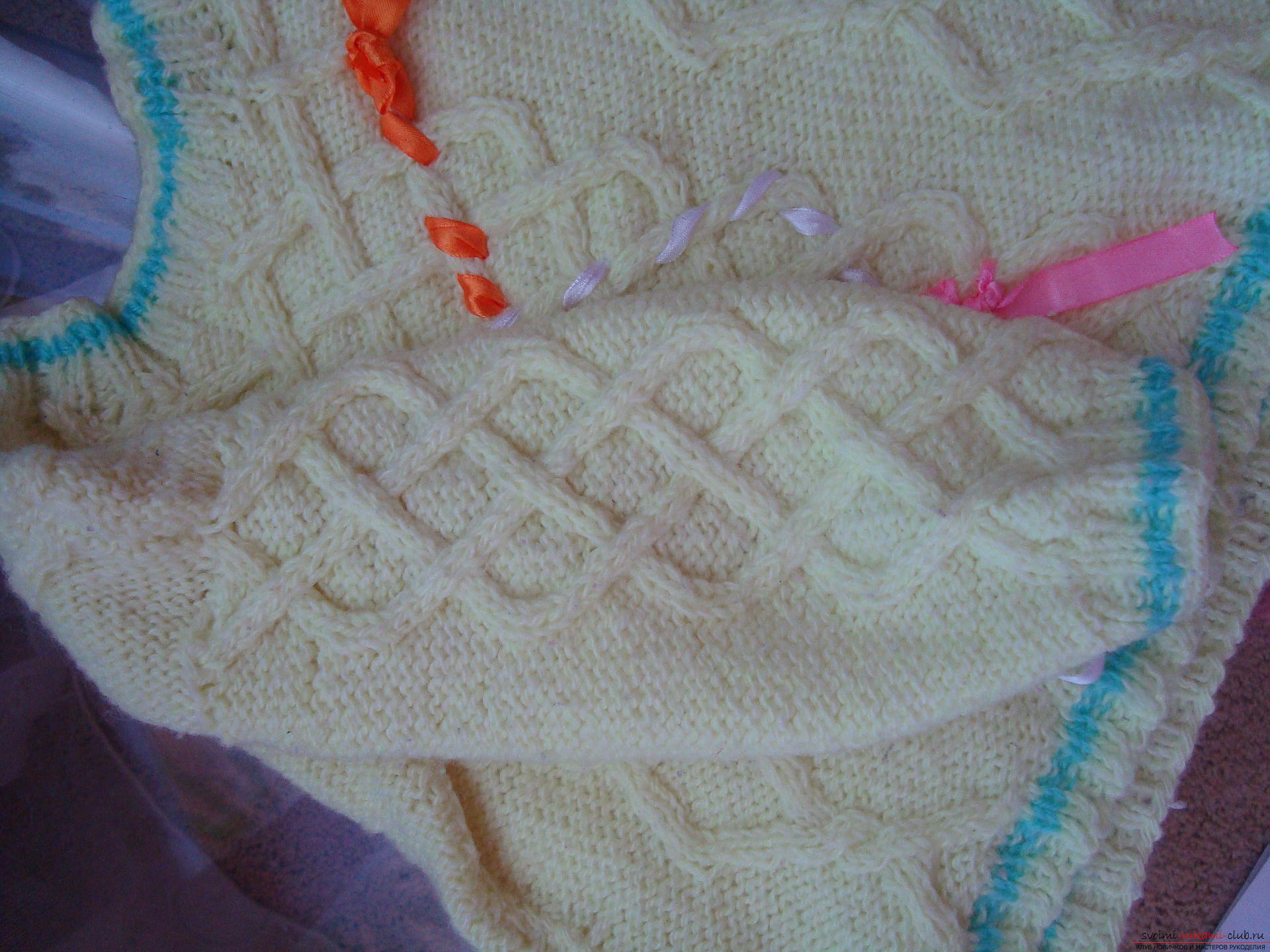 Step-by-step photo-instruction for knitting a baby sweater on knitting needles. Photo # 2