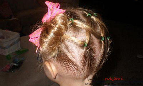 We learn to make beautiful hairstyles for medium hair for girls with our own hands. Photo №7