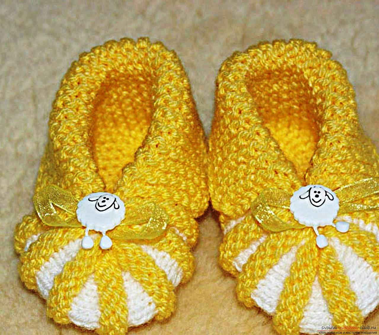 Knitted needles baby bootees for a child. Photo №6