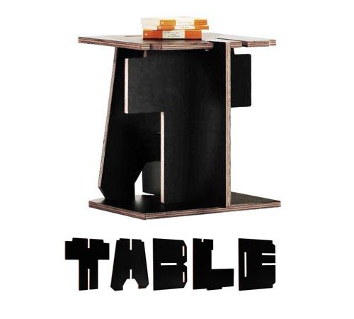стіл з фанерних букв