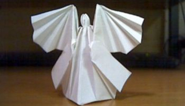 紙からの折り紙の親切な天使