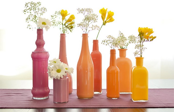 Яскраві вази з скляних пляшок своїми руками: фарбуємо зсередини