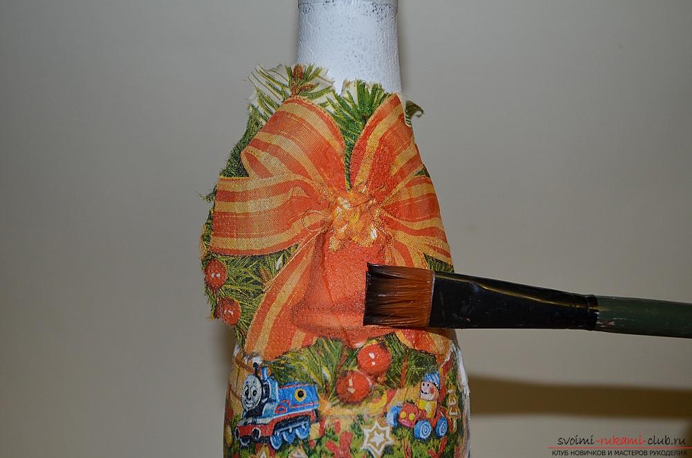 A master class with a description and a photo will teach how to make decoupage of a bottle of champagne with your own hands. Photo Number 11