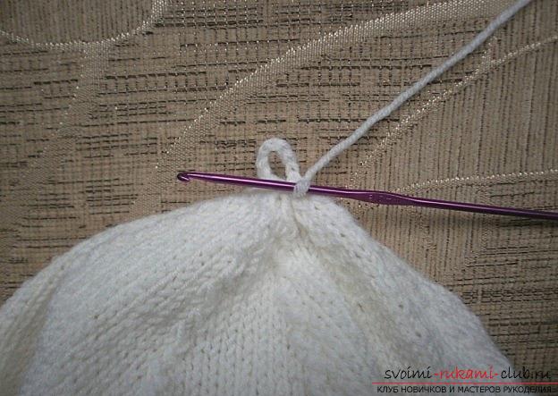 How to tie berets with knitting needles, detailed photos and job description, several models with a delicate and dense pattern, knitting on circular, stocking and regular knitting needles. Photo number 12